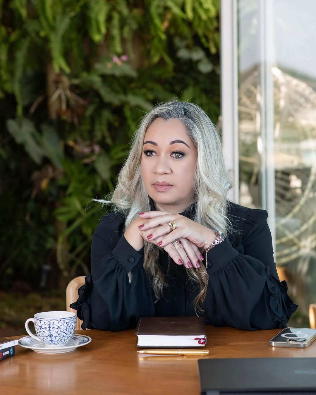 Moema em atendimento no escritório